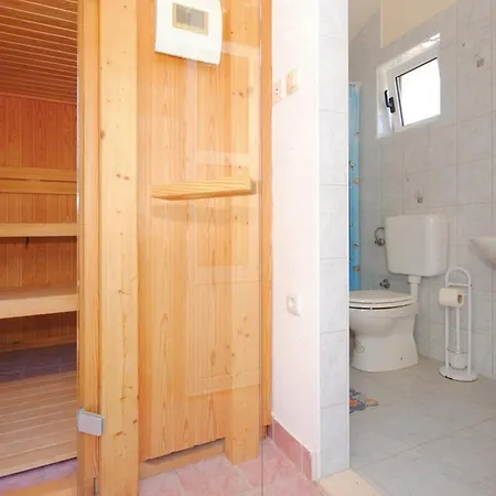 בית נופש Picturesque Escape With Pool And Sauna