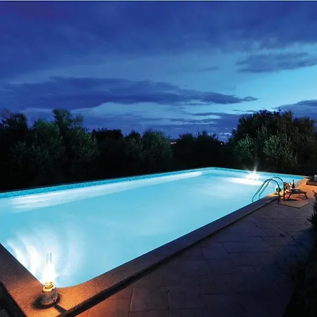בית נופש Picturesque Escape With Pool And Sauna *