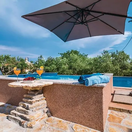 בית נופש Picturesque Escape With Pool And Sauna Kaštel Novi