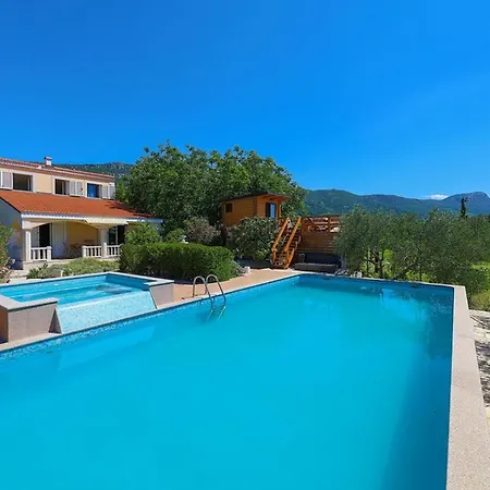 Picturesque Escape With Pool And Sauna