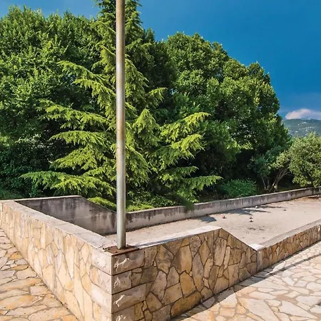 בית נופש Picturesque Escape With Pool And Sauna
