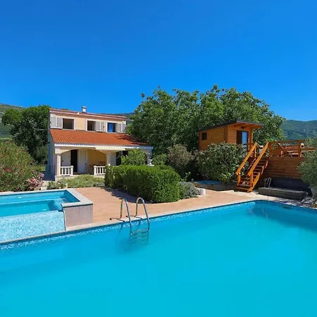 בית נופש Picturesque Escape With Pool And Sauna Kaštel Novi
