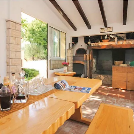 Picturesque Escape With Pool And Sauna בית נופש